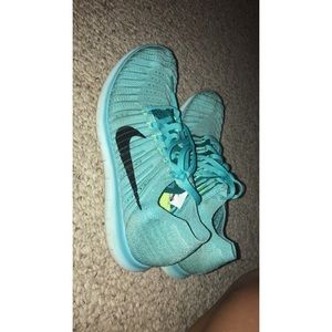 Women’s Size 8 Nike Free Run Flyknit Shoes